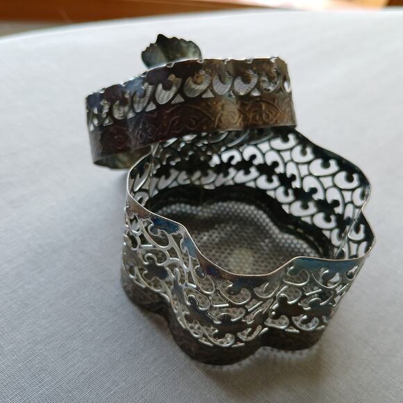 Vintage Filigree Metal Flower Top Box 2.5" diameter jewelry potpourri storage - Picture 3 of 10